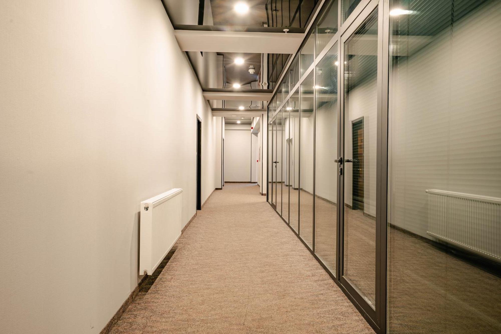 Bakuriani Inn Zewnętrze zdjęcie A corridor in a modern office