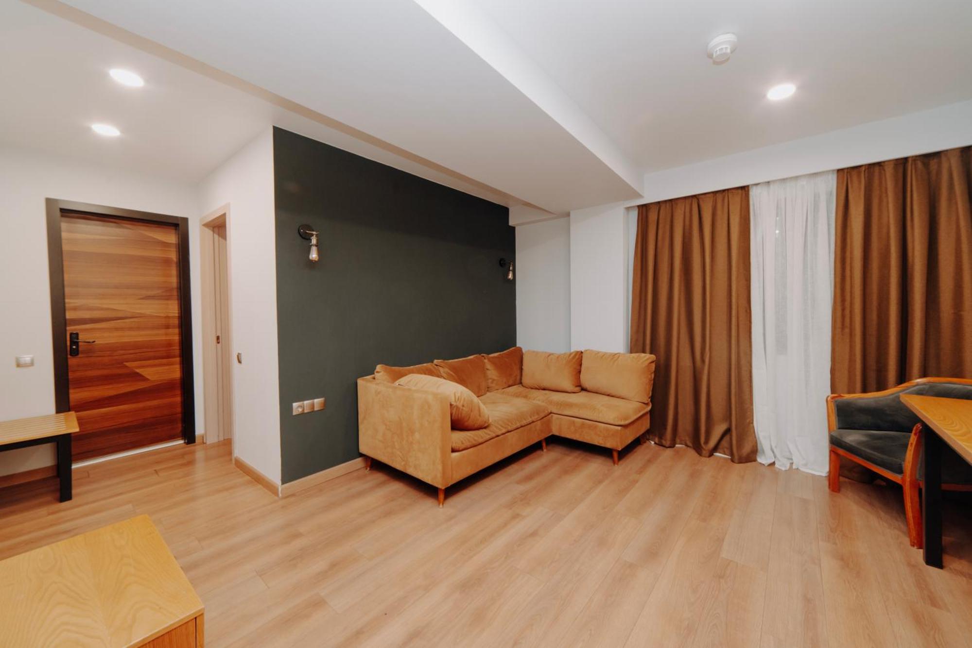 Bakuriani Inn Zewnętrze zdjęcie A living room with a sofa